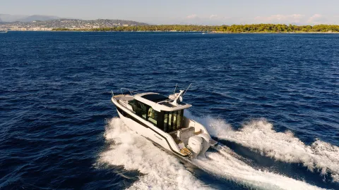 Pilothouse yacht Yamarin Aura Cabin