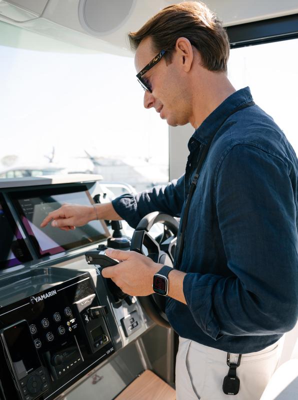 Yamarin Aura helm station with double Yamarin Q 16" displays