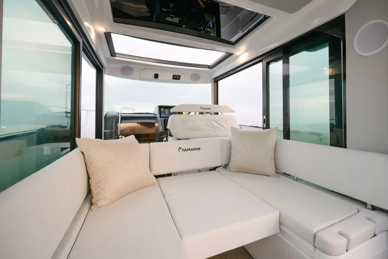 Yamarin Aura Cabin pilothouse lounge area
