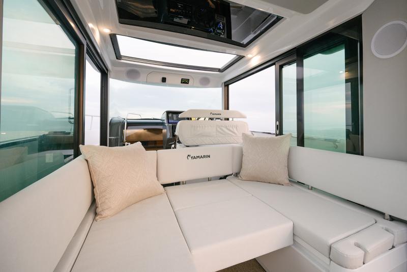 Yamarin Aura Cabin pilothouse lounge area
