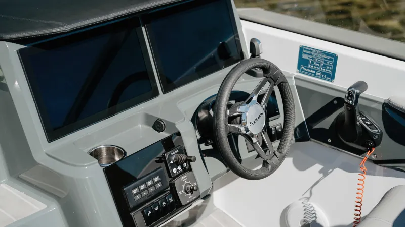 Yamarin 88 DC Q+ display and Yamaha Helm Master joystick