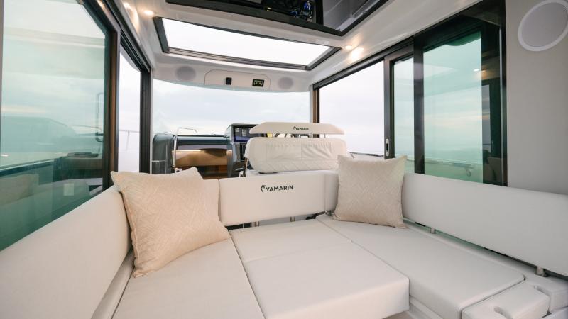Yamarin Aura Cabin flagship